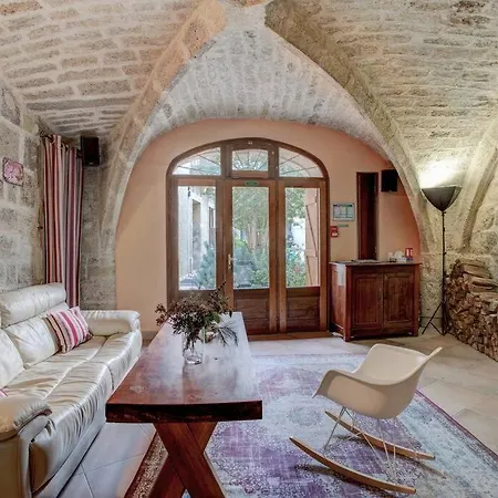 Stunning Medieval Getaway 펜션 *