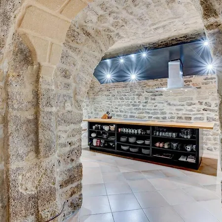 Stunning Medieval Getaway 펜션