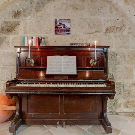 Stunning Medieval Getaway בית נופש ויק-לה-גארדיול